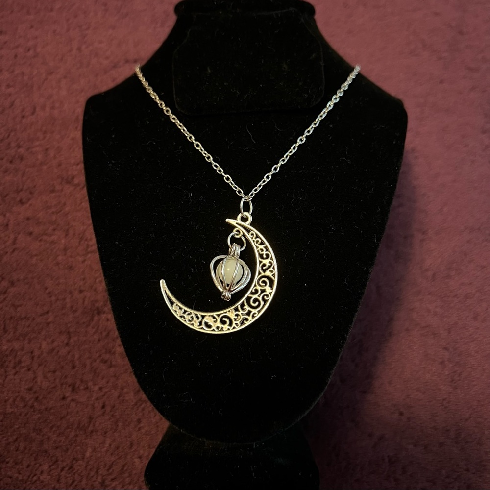 Half Crescent Moon Necklace🌛